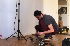 (3)